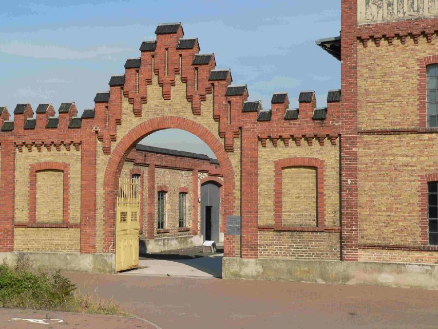 Das Haupttor des ehemaligen Konzentrationslagers