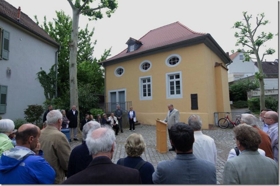 Karlheinz Storch begrüßt vor der ehemaligen Auerbacher Synagoge **