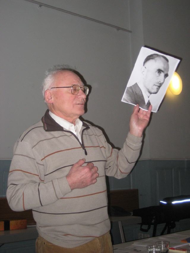 Albert Bähr mit Bild von Dr. Best