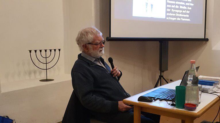 Dr. Kilthau in der Auerbacher Synagoge