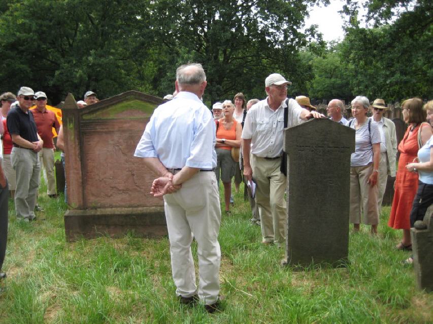 Mord in Lorsch - der Grabstein links erzählt davon 