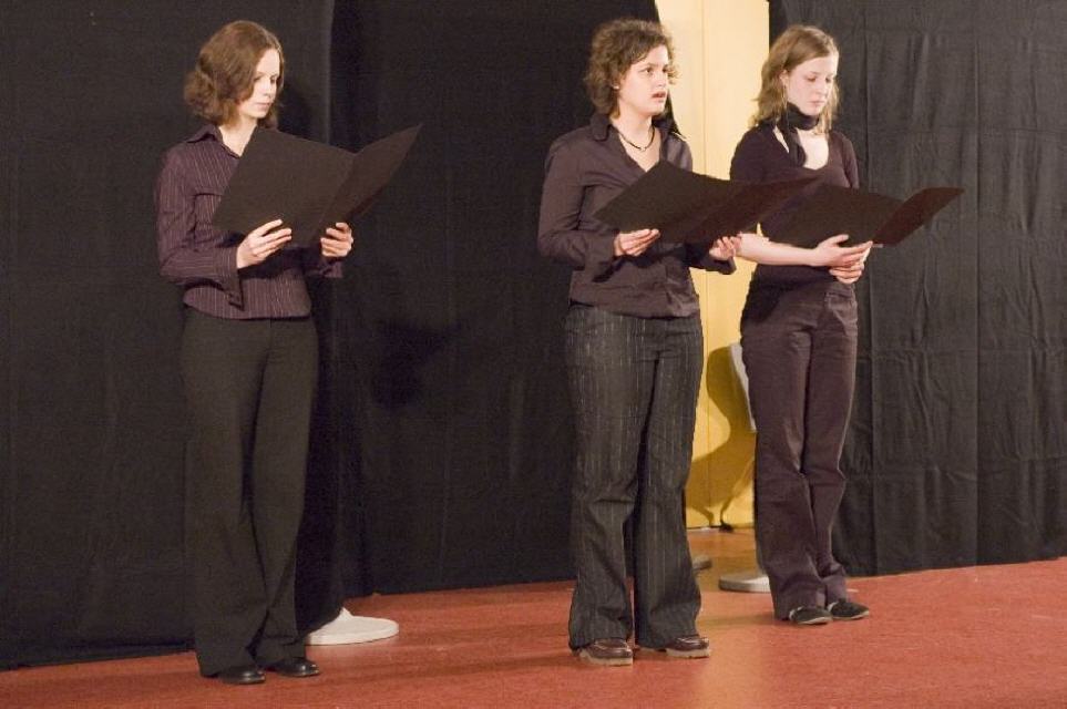 Die Sprecherinnen Anna Stella Frank (Mitte), Julia Tilsner (links) und Julia Heil (rechts)
