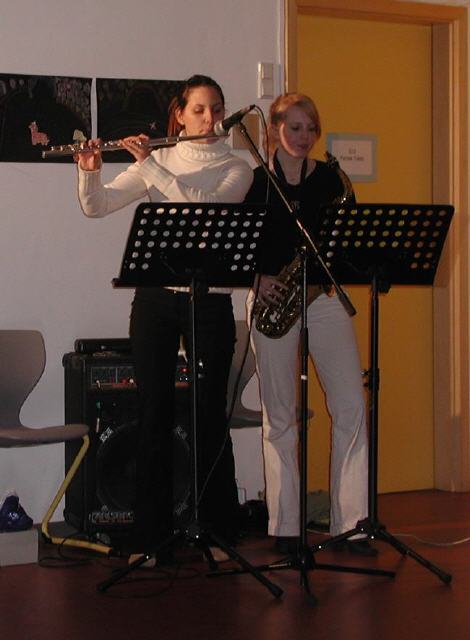 Laura Loos (links) und Laura de Moliere begleiteten die Inszensierung mit Jazz-Improvisationen von Miles Davis
