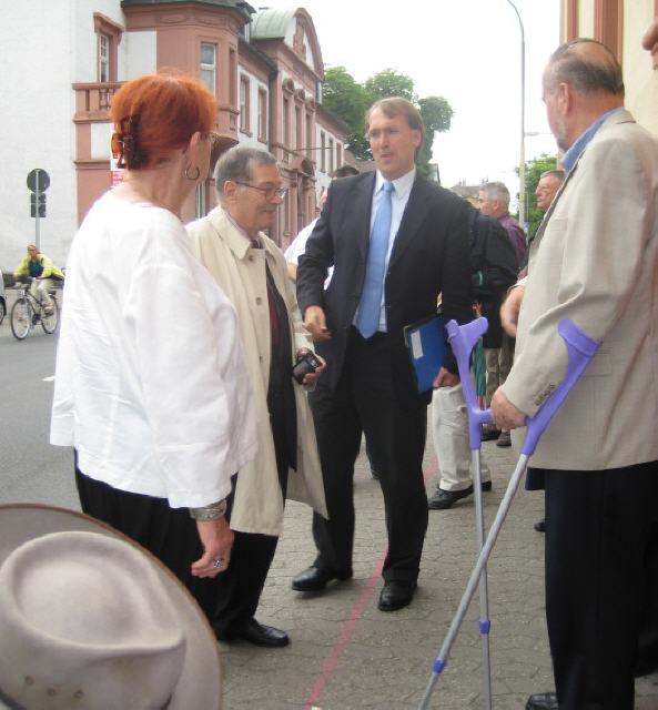 Karlheinz Storch, Bürgermeister Thorsten Herrmann und Peter E. Kalb (von rechts) 