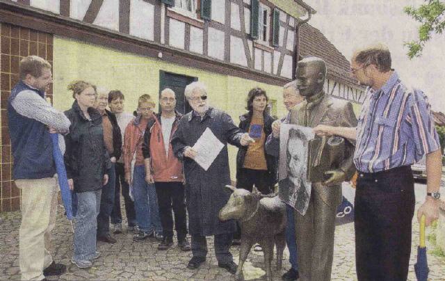 Teilnehmer vor Denkmal für Max Teichmann
