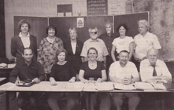 Gründungsvorstand vom Juni 1999 mit (sitzend von links) Nicolas Durak (Kassenprüfer), Ulrike Scherf (Beisitzerin), Claudia Becker (Vorsitzende), Hanns Werner (stellvertrender Vorsitzender), Bürgermeister Kurt Knapp (Versammlungs- und Wahlleiter), sowie (stehend von links) Sylvia Schneyder (Kassenprüferin), Ilse Eichhorn-Götz, Irmgard Wagner, Dr. Fritz Kilthau, Heinz Frassine, Dorothee Reiniger (alle Beisitzer) und Reinhold Dinges (Schatzmeister).