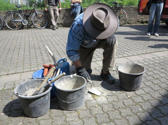 Der Künstler Gunter Demi verlegt einen Stolperstein in Zwingenberg.